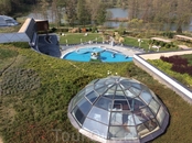 Круглая крыша - это зона отдыха в SPA, а дальше - наружный бассейн и пляжик.