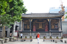 В южной части храма находится 400-летняя оперная сцена. Говорят, что это самая древняя сцена в провинции.