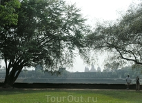 Вдали Ангкор Ват