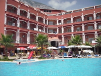 Вид отеля со стороны бассейна