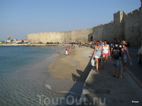 Маленький пляж в международном порту.
