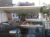 рыбная лавка утром на площади Санта Маргерита (Университетская зона)