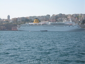 вот такие круизные лайнеры заглядывают в Стамбул :)