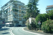 Въезжаем в Рим,первые дома на окраине. Хочется отметить,что здания в Риме не выше пяти этажей, много балконов,на которых растут разные цветы,эдакое ... Въезжаем в Рим,первые дома на окраине. Хочется отметить,что здания в Риме не выше пяти этажей, много балконов,на которых растут разные цветы,эдакое ...