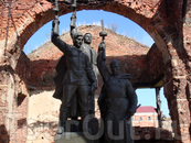 Мемориальный комплекс, посвященный Героическим защитникам крепости, был открыт 9 мая 1985 года