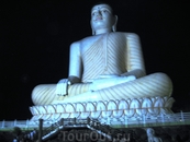 Самая большая статуя Будды на Шри-Ланке. Находится недалеко от отеля. Можно пешком дойти.