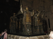 Кафедральный собор. Захоронение Х. Колумба. Прах находится в саркофаге, который несут эти статуи