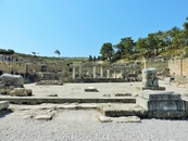 А это агора и руины храма, где собирались местные жители, чтобы побеседовать о жизни и политике. Естественно, это тоже были мужчины