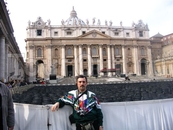 На площади Петра и Павла перед входом в Ватикан