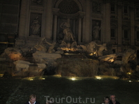 Фонтан Треви ночью.