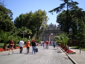 Долмабахче́ (тур. Dolmabahçe) — дворец османских султанов на европейской стороне Босфора в Стамбуле на границе районов Бешикташ и Кабаташ.