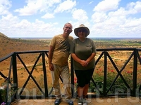 Мы на фоне саванны в Zomeni Lion Hill Lodge