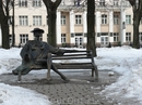 «Минчанка» - бронзовая девица с длинными ногами, сидящая на садовой скамейке. Михайловский сквер.