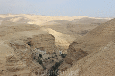 Иудейская пустыня. В ущелье Вади Кельт среди выжженых солнцем холмов, как будто вырезанный из огромной скалы, прячется действующий монастырь Св.Георгия.
