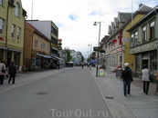 Tromso оказался приятный небольшой чистый городок. Погуляли немного по центру, зашли в рыбный магазинчик, прикупили на вечер рыбы и крабов на пробу.