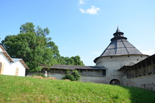 Псков, Покровская башня, одна из башен окольного города, защищавшего посады. Самая большая башня в средневековой Европе, имела 5 рядов бойниц.