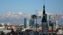 Флюгер,синее небо,отель Viru,Radisson-это ...Таллин.