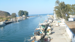 Недалеко от площади находится небольшой порт Георгиуполис, где Вы увидите разнообразные лодки, как рыбаков, так и тех, кто проводит свой отдых в этом живописном ...