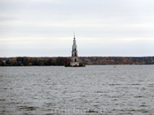 Вот так вот наблюдая за осенью на Волге, мы доплыли до Калязина. Главная достопримечательность Калязина, колокольня Никольского собора (1796-1800), стала ...
