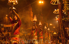 на Ганге Аарти исполняются гимны, посвященные Вишну, Шиве и Матери-Ганге
