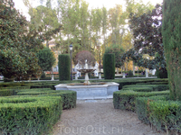 А вот окружающие его сады мне очень понравились, приятная зона для отдыха. Поскольку это было воскресенье, да еще праздник, то в парке было множество отдыхающих ... А вот окружающие его сады мне очень понравились, приятная зона для отдыха. Поскольку это было воскресенье, да еще праздник, то в парке было множество отдыхающих ...