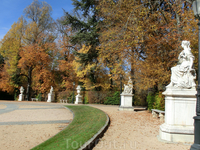 Огромная площадь со мраморными статуями по кругу - это площадь с фонтаном "Купание Дианы".