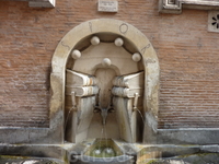 Один из многочисленный фонтанчиков для питья в Риме.. Ну уж очень хорош.. И вода очень вкусная.