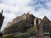 Знаменитая эдинбургская крепость, удалось завоевать ее толко однажды и то измором.