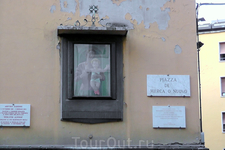 Обереги в виде икон или мелких скульптур по углам зданий в Италии встречаются повсеместно.