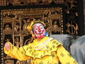 Храм поклонения предкам Фошань.Здесь мы увидели представление-Путешествие на Запад.
В южной части храма находится 400-летняя оперная сцена. Говорят, что ...