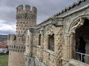 Мавританский стиль строений отразился в архитектуре замка в виде шаров, украшающих башни.
