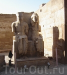 Единственный памятник Тутанхамону и одной из его 12-ти жён. Напомню: этот фараон заступил на свой пост в возрасте 9 лет, а умер – в 18. Укатали Сивку крутые ...