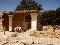 Кносский Дворец - место действия многих известных легенд и мифов, в том числе и любовных.
По одной из легенд, жена царя Миноса Пасифая полюбила прекрасного ... Кносский Дворец - место действия многих известных легенд и мифов, в том числе и любовных.
По одной из легенд, жена царя Миноса Пасифая полюбила прекрасного ...