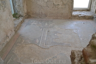 Рядом с храмом обнаружены остатки крупных сооружений. В одном из них при очистке небольшой комнаты в 1953 году открыт мозаичный пол размером 2,9x2,9 метра ...