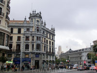 Точка пересечения двух улиц, справа - здание Банка Испании, на горизонте видно одно из самых моих любимых зданий Мадрида - Palacio de Comunicaciones, Palacio de Cibeles - белое ажурное здание, в котор
