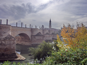 Старый мост, La Puente de Piedra (каменный) датируется 1440 годом, хотя есть документы, которые говорят, что первый мост на этом месте был возведен еще ...