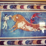 Фреска, на которой изображены ритуальные игрища с быком в Кноссосе. Именно отсюда, по некоторым данным, произошел миф о Минотавре.  