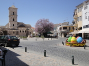 Кипр , Ларнака церковь святого Лазаря. Площадь украшена к пасхе , очень красиво 
В церковь заходить можно только с зарытыми плечами и коленками .
