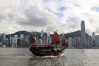 Множество туристических суденышек разного калибра курсируют туда сюда по заливу Виктории...  А это судно является одним из символов Гонконга-знаменитая ...