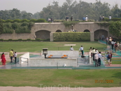 Мемориал Радж Гхат, построен на месте кремации национального лидера Индии Махатмы Ганди.
