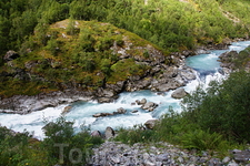 Долина Utladalen

По дну  шумит  порожистая речка, где-то узкая и бурная, где-то широкая и с перекатами.