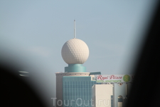 С таким куполом делают здания, принадлежащие одной из крупнейших компаний Эмиратов - Etisalat (Этисалат, ее конкурента зовут Du - Ду). Так что вот так ...