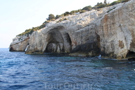 Пещеры. рядом плавает тюлень Монакус-монакус