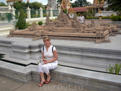 На территории Королевского дворца. На заднем фоне макет Ангкор Вата.
