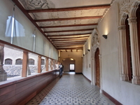 Коридор, ведущий в королевские комнаты в части дворца, кторый построили los Reyes Católicos. Справа - главный вход.