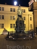Бронзовый памятник императору Карлу IV на месте бывшего воинского караула. Это один из самых почитаемых народом королей. Чехи называют его "Отцом Родины" ...