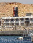 А назавтра был переезд (точнее, переплыв) в Шарм эль Шейх, где всех прибывающих в порт встречает огромный портрет президента Хосни Мубарака, которому по ...