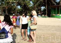 Дети тоже туристы . Приехали с центральной Индии на пляж на каникулы . (местный лагерь )