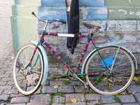 Вот такой милый велосипед-реклама магазинчика для любителей шитья и вязания!