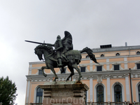 Один из самых знаменитых монументов города - памятник Эль Сиду. Памятник немного напоминает тот, что стоит в Валенсии (https://tourout.ru/travels/7283/images/2 ...